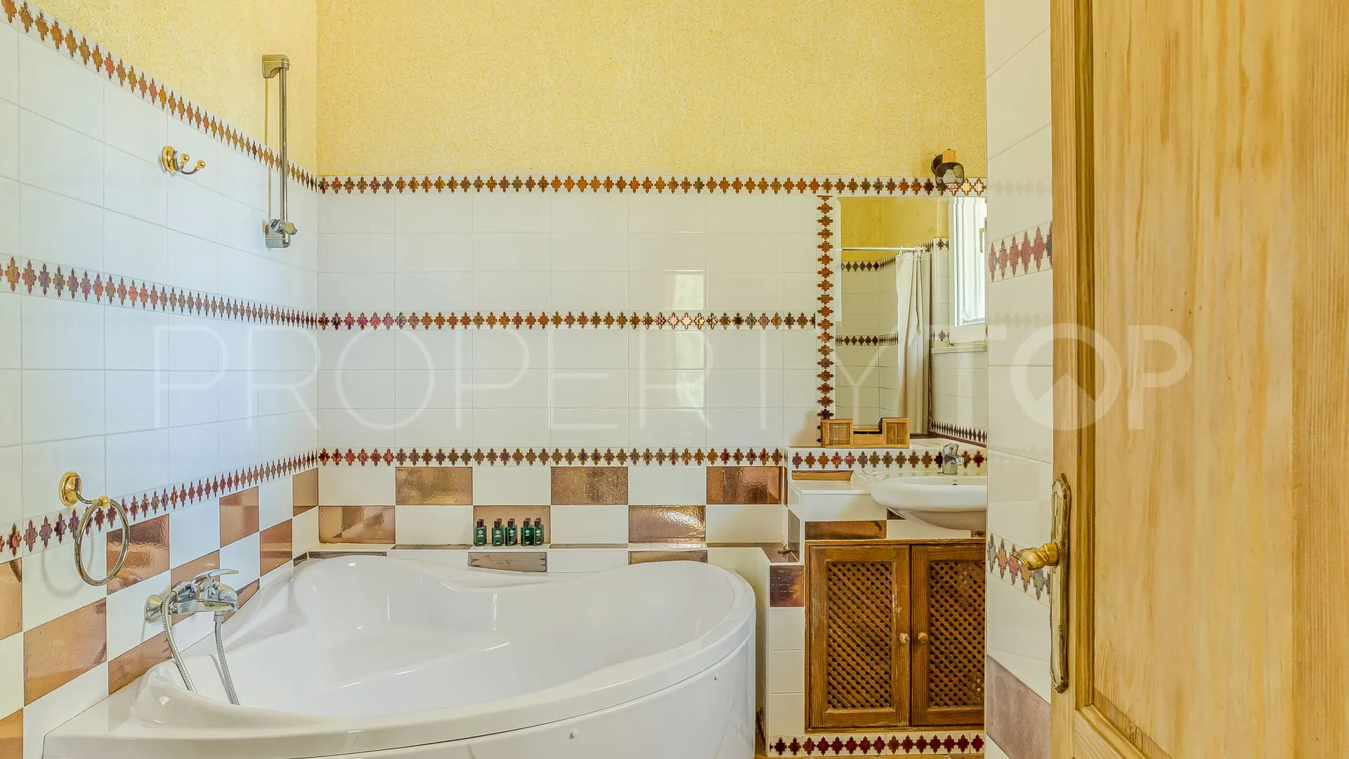 Villa for sale in Cerros del Aguila with 8 bedrooms