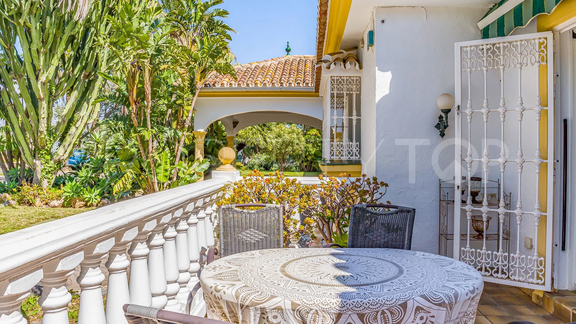 Villa for sale in Cerros del Aguila with 8 bedrooms