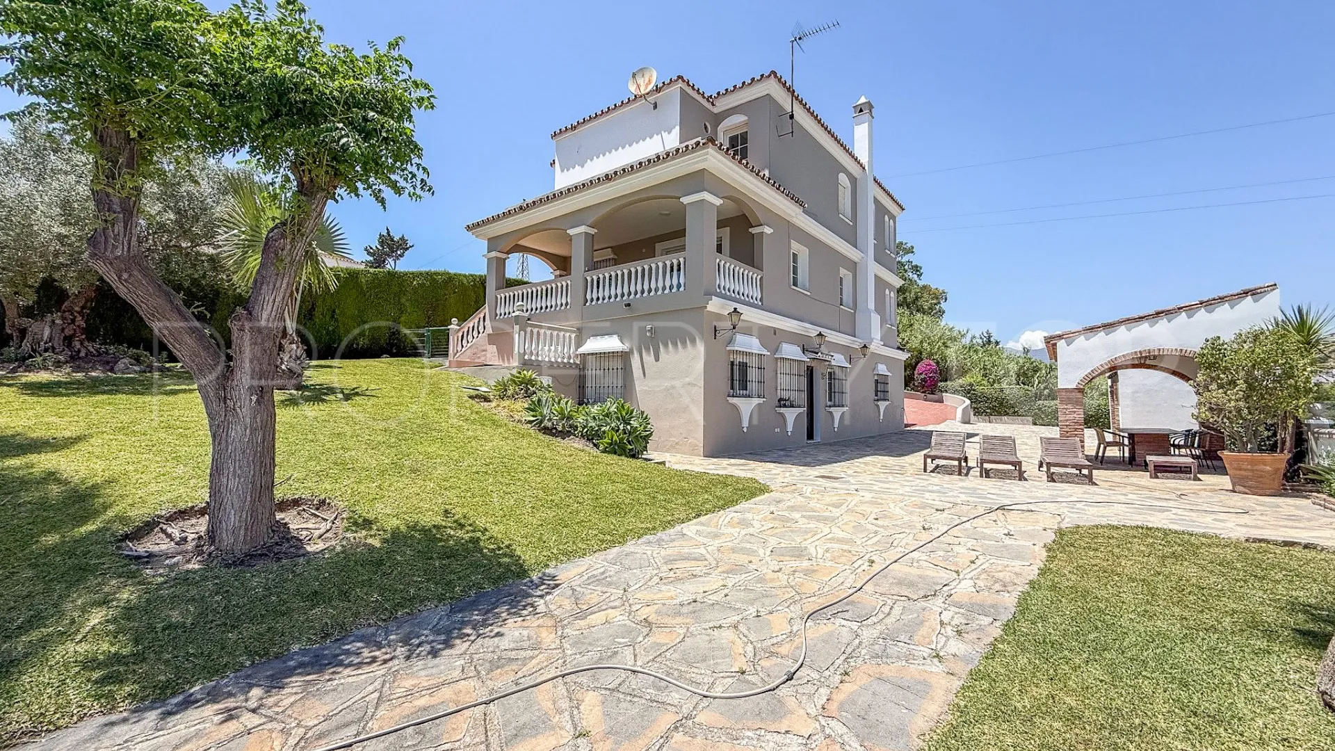 Villa a la venta con 5 dormitorios en El Padron