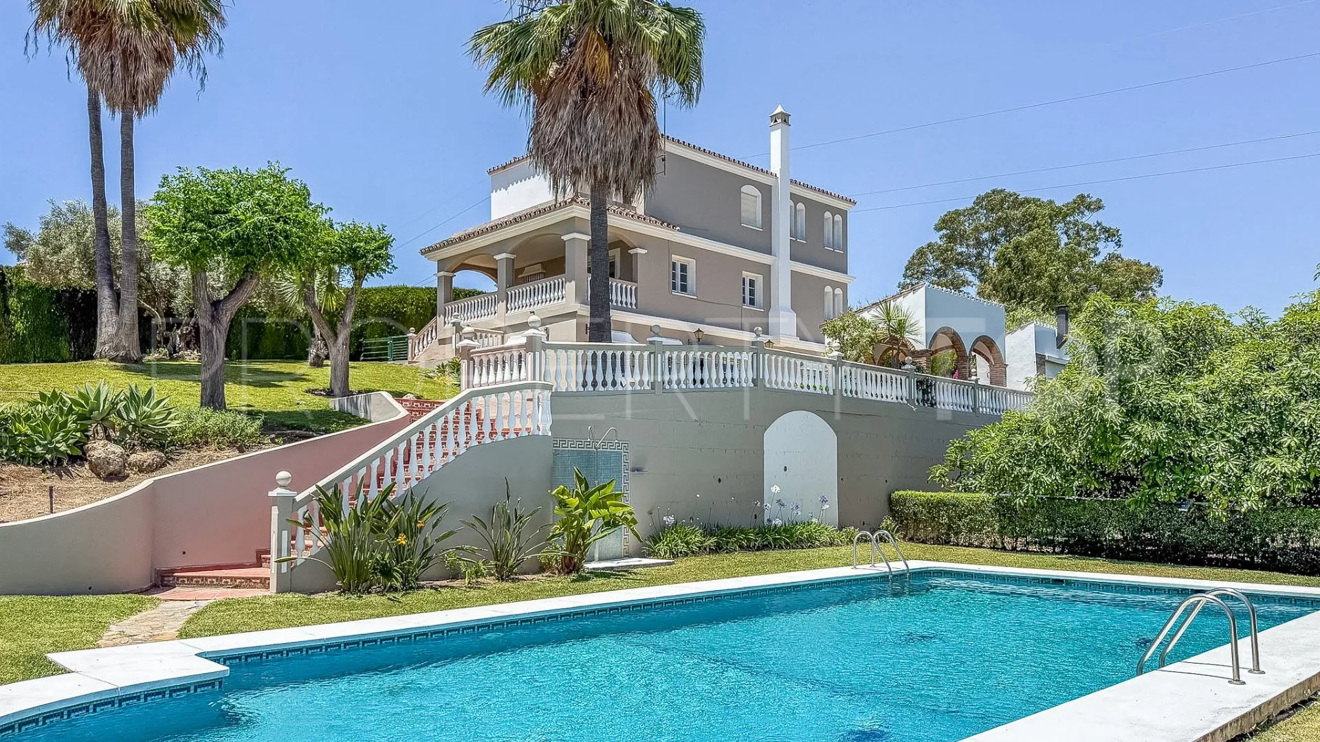 Villa a la venta con 5 dormitorios en El Padron