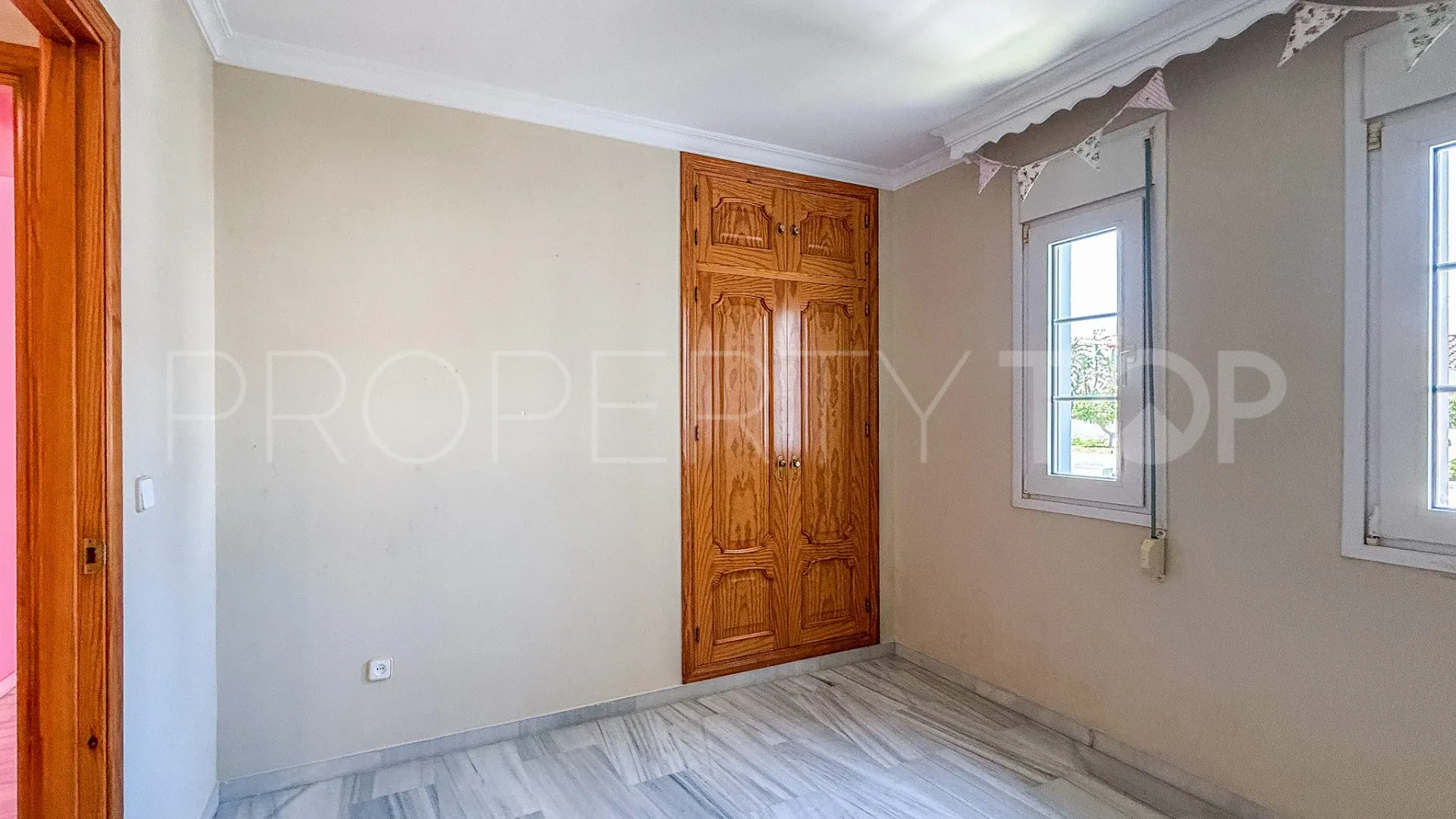 Villa a la venta con 5 dormitorios en El Padron