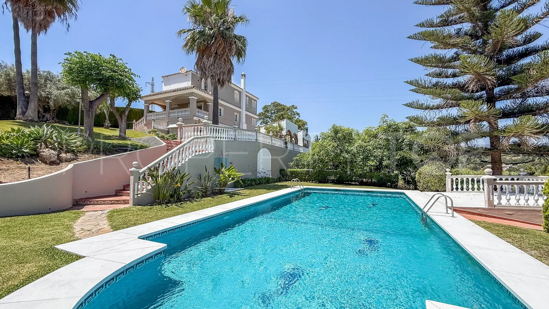 Villa a la venta con 5 dormitorios en El Padron