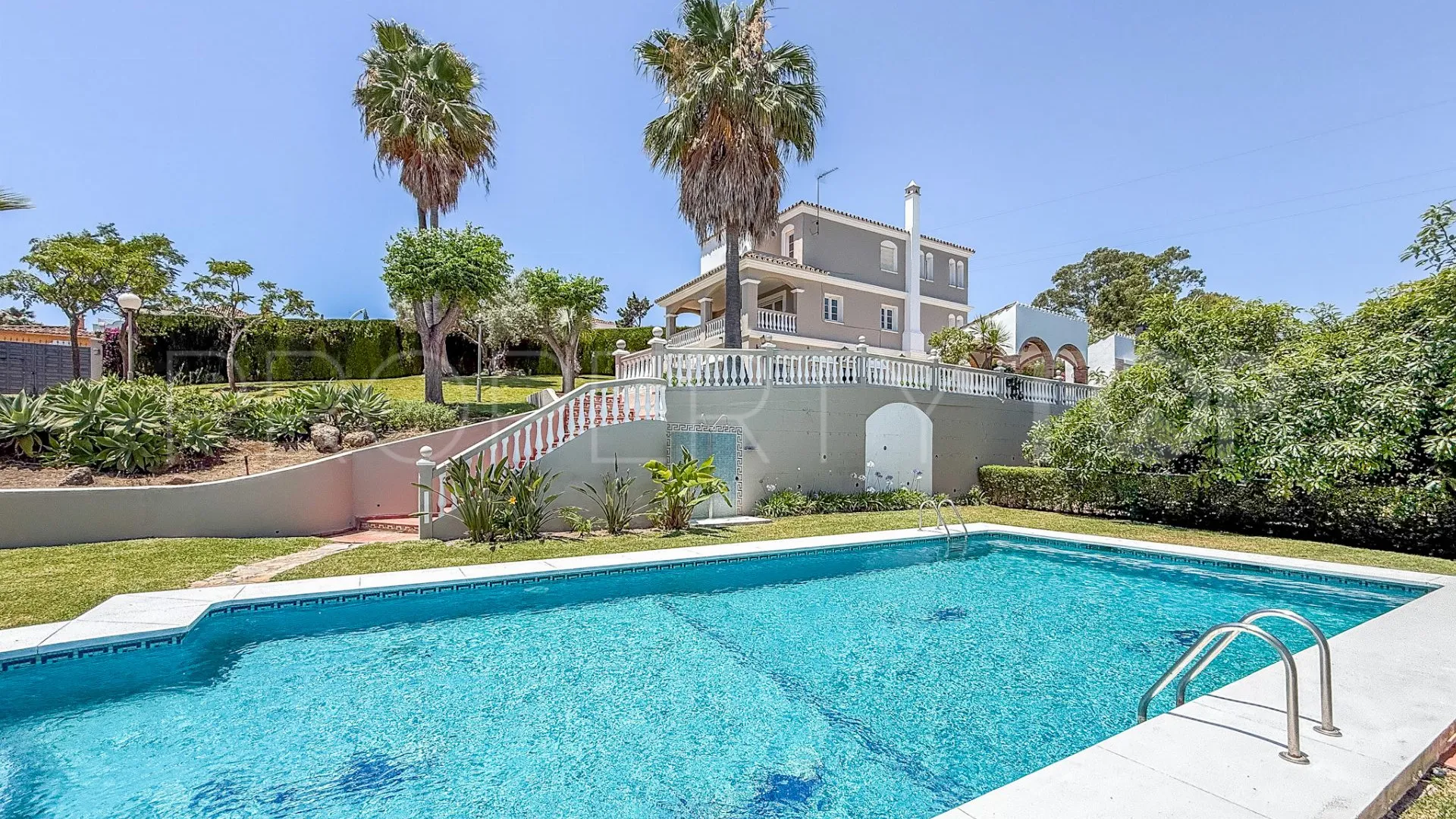 Villa a la venta con 5 dormitorios en El Padron