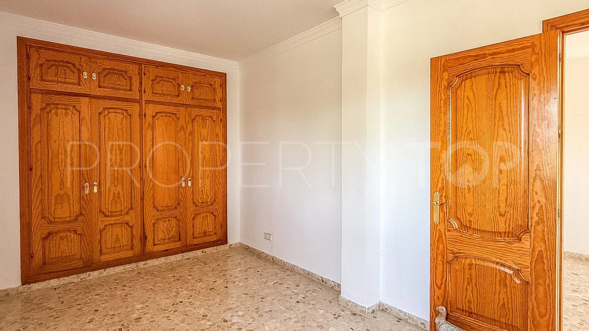 Villa a la venta con 5 dormitorios en El Padron