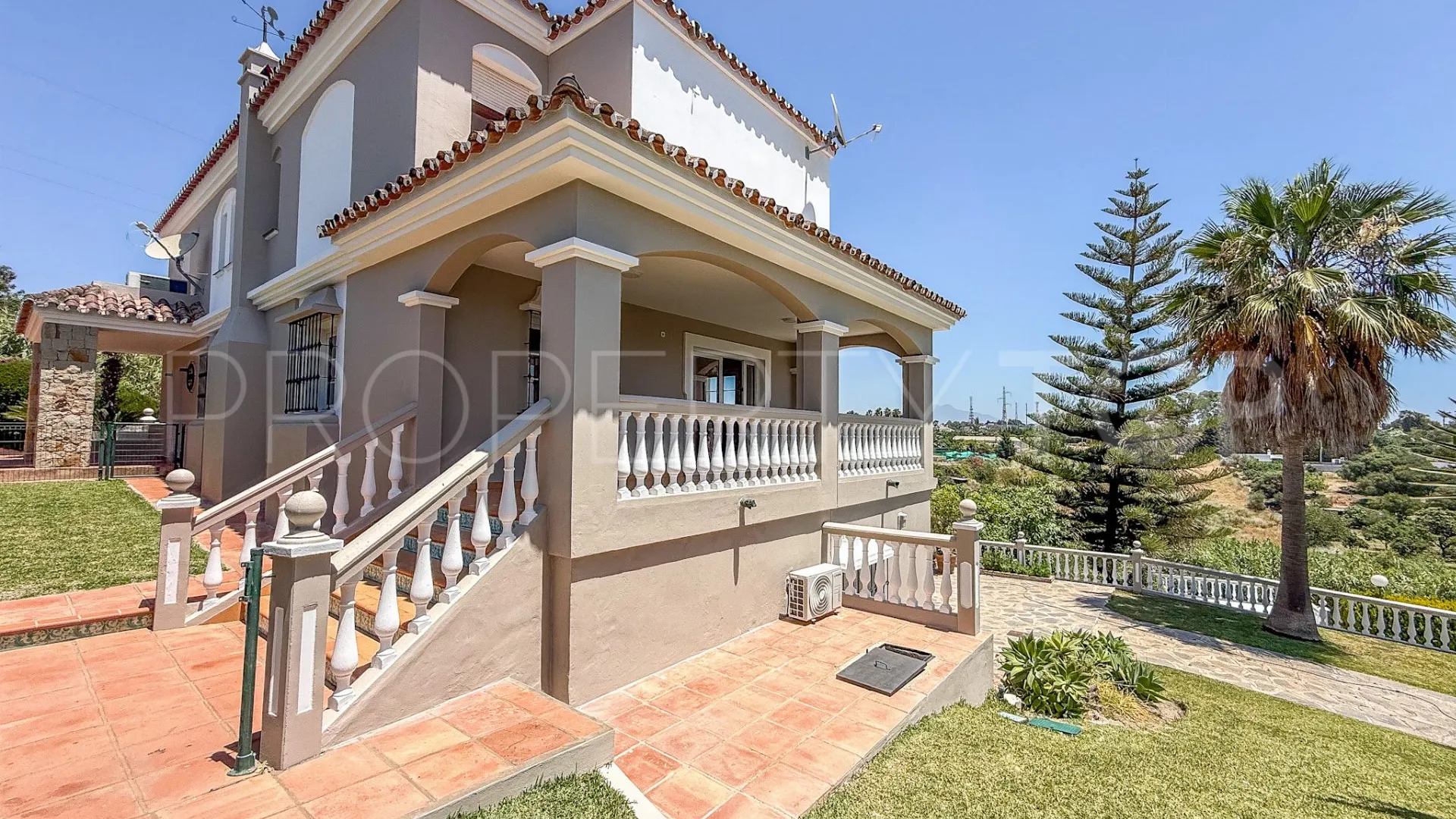 Villa a la venta con 5 dormitorios en El Padron