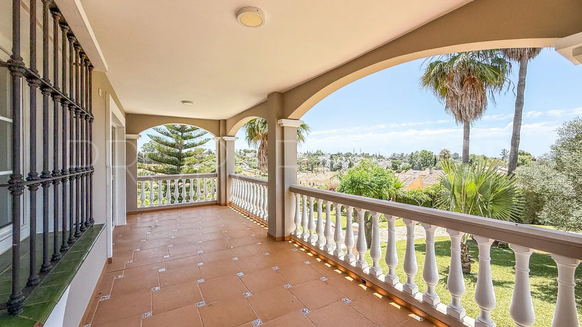 Villa a la venta con 5 dormitorios en El Padron