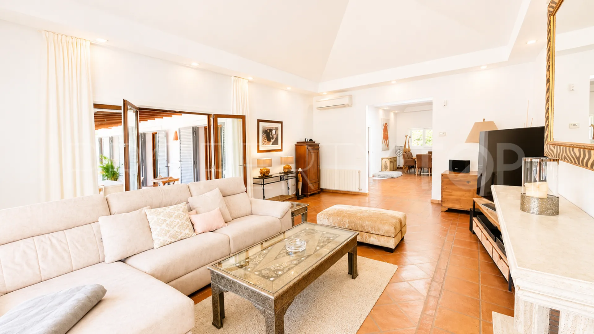 Se vende villa de 6 dormitorios en Zona D