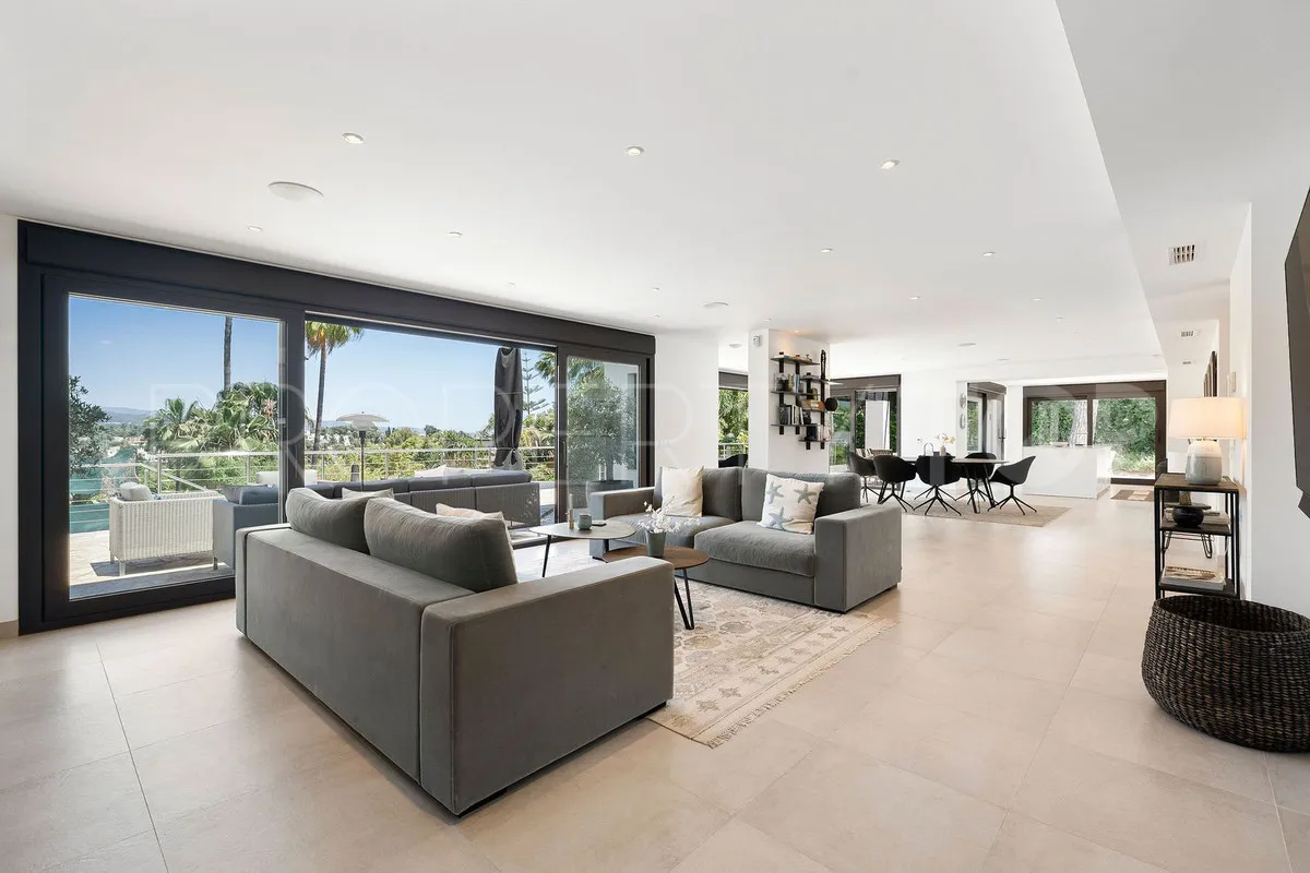 Villa de 4 dormitorios en venta en Nueva Andalucia