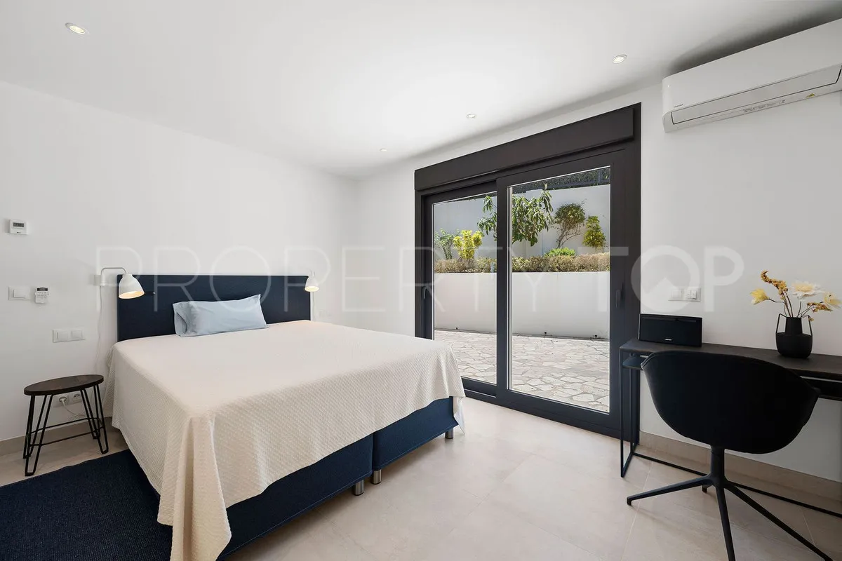 Villa de 4 dormitorios en venta en Nueva Andalucia