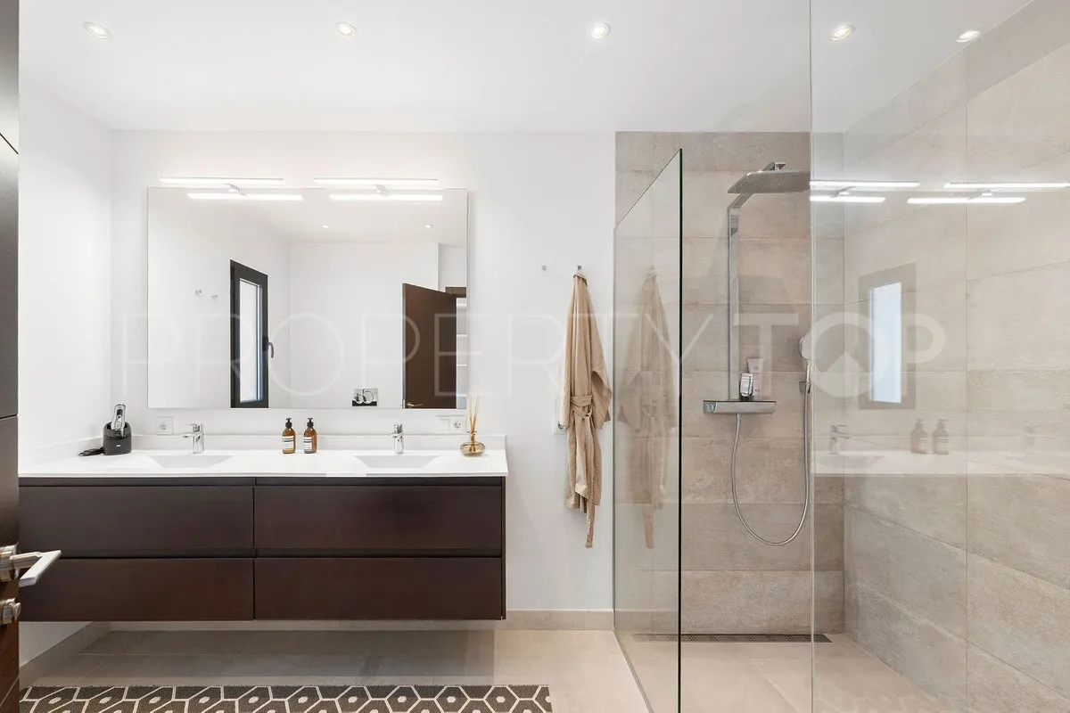 Villa de 4 dormitorios en venta en Nueva Andalucia