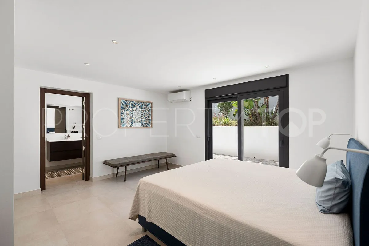 Villa de 4 dormitorios en venta en Nueva Andalucia