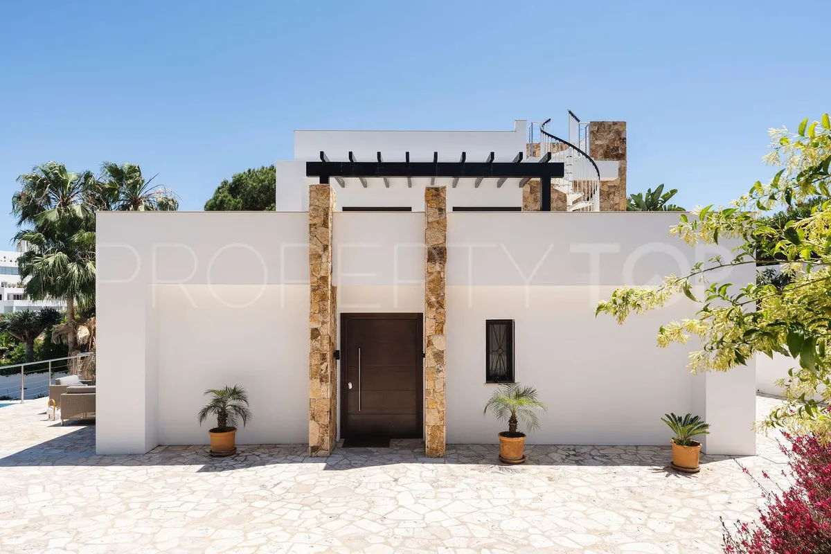 Villa de 4 dormitorios en venta en Nueva Andalucia