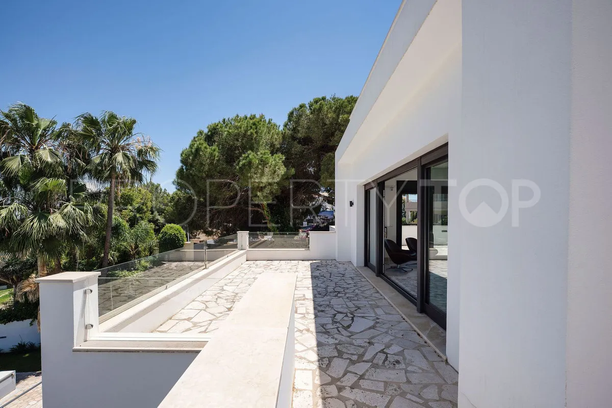Villa de 4 dormitorios en venta en Nueva Andalucia