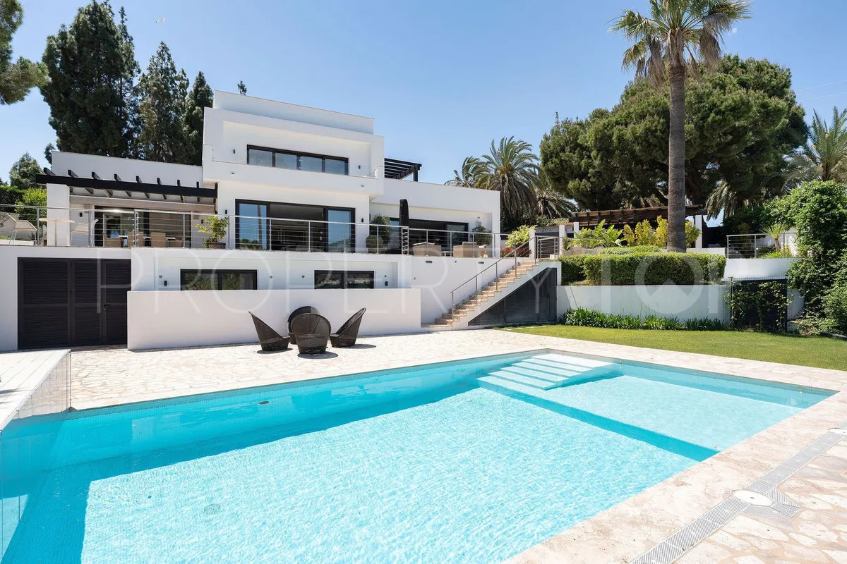 Villa de 4 dormitorios en venta en Nueva Andalucia