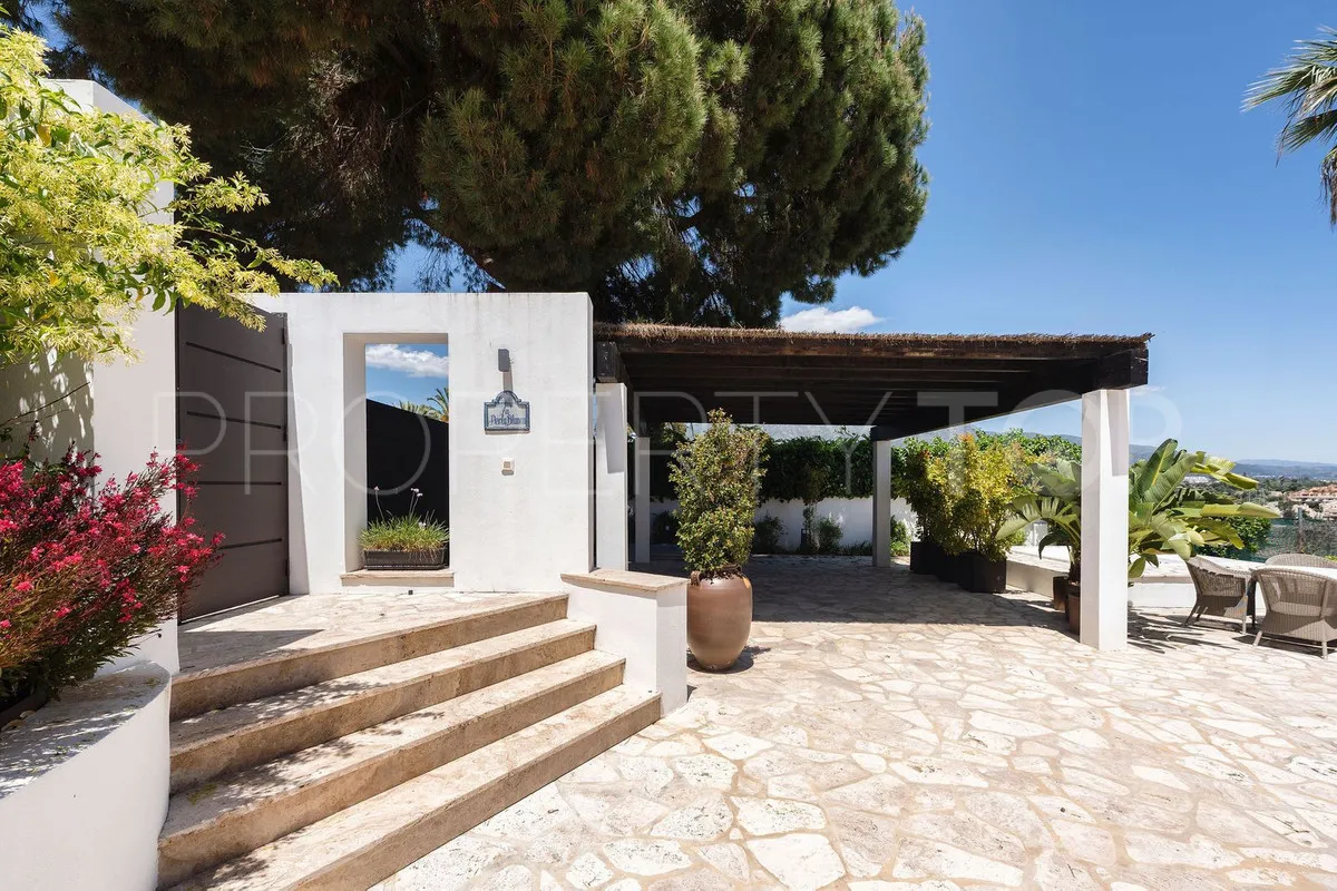 Villa de 4 dormitorios en venta en Nueva Andalucia