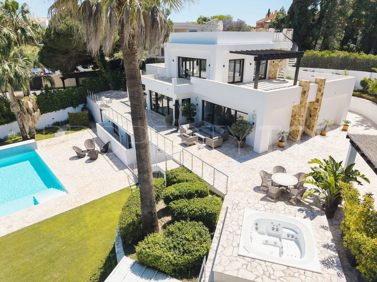 Villa de 4 dormitorios en venta en Nueva Andalucia