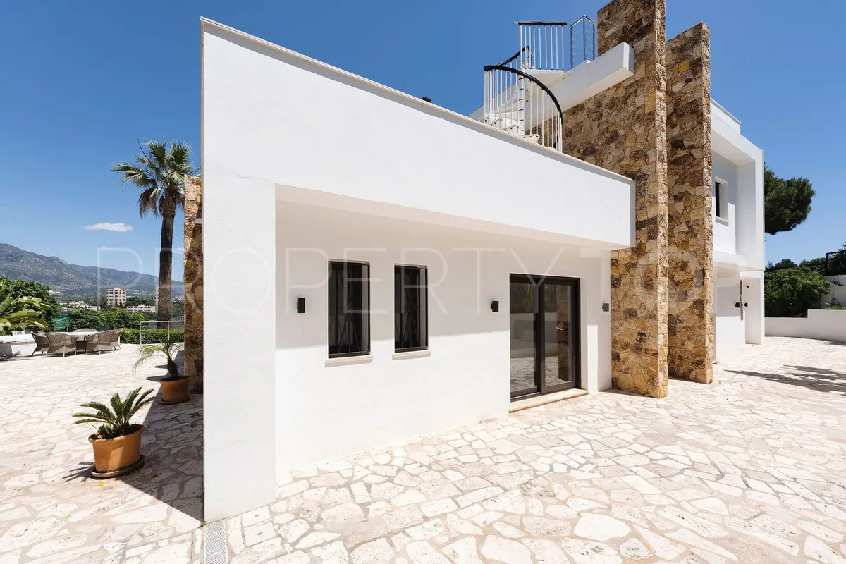 Villa de 4 dormitorios en venta en Nueva Andalucia
