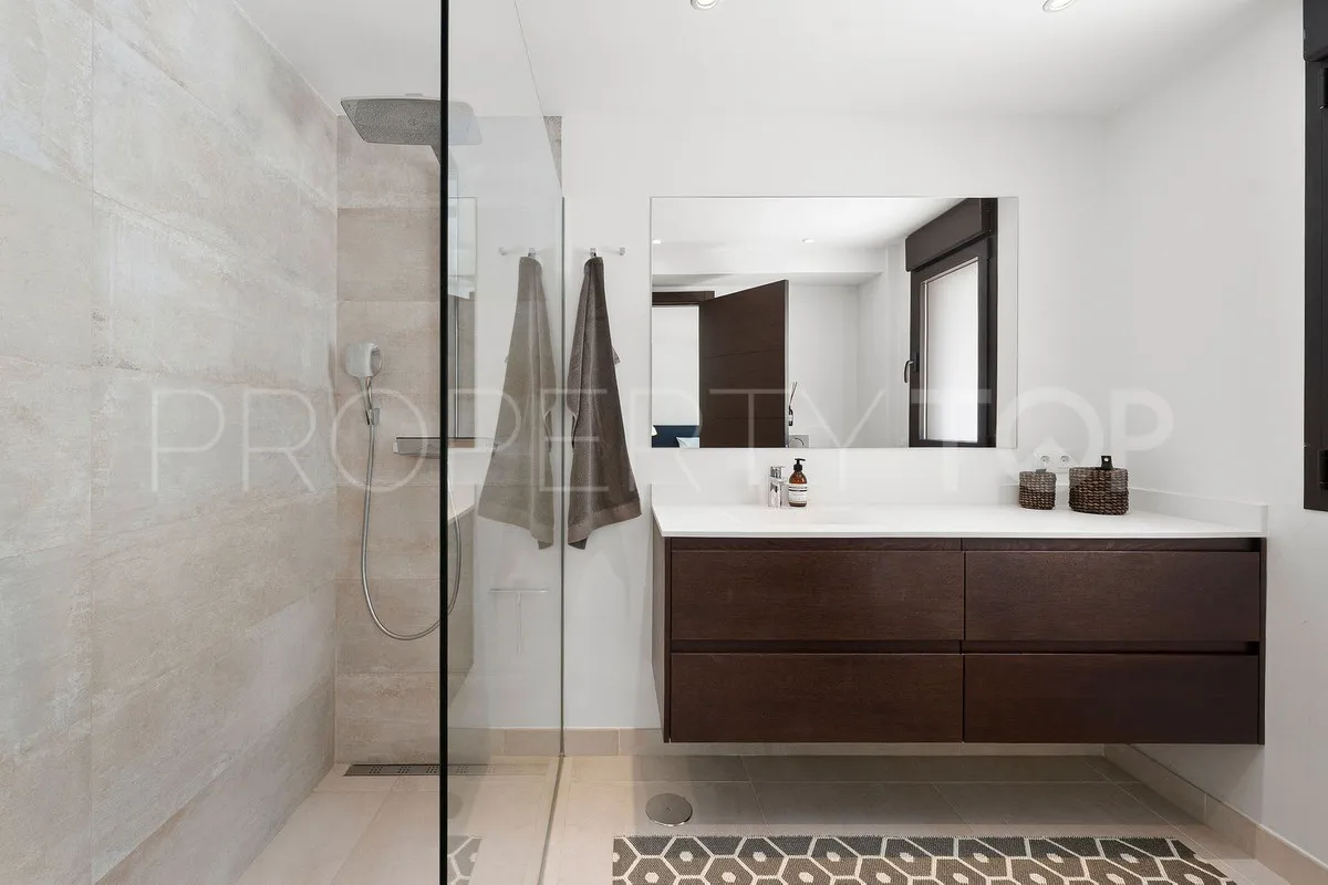 Villa de 4 dormitorios en venta en Nueva Andalucia