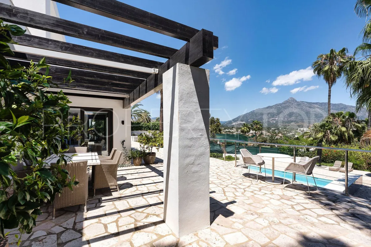 Villa de 4 dormitorios en venta en Nueva Andalucia