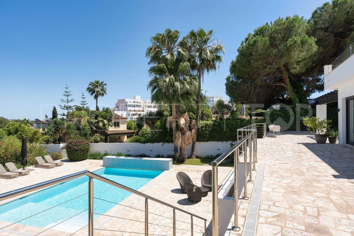 Villa de 4 dormitorios en venta en Nueva Andalucia