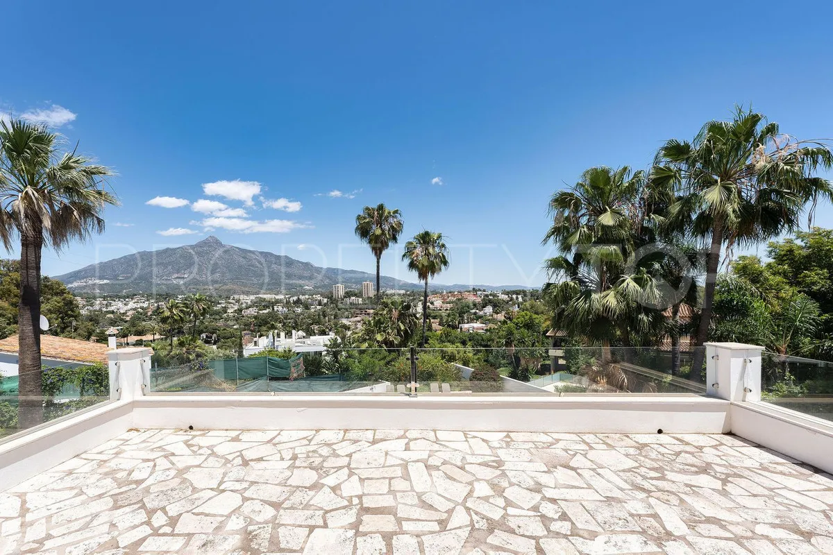 Villa de 4 dormitorios en venta en Nueva Andalucia