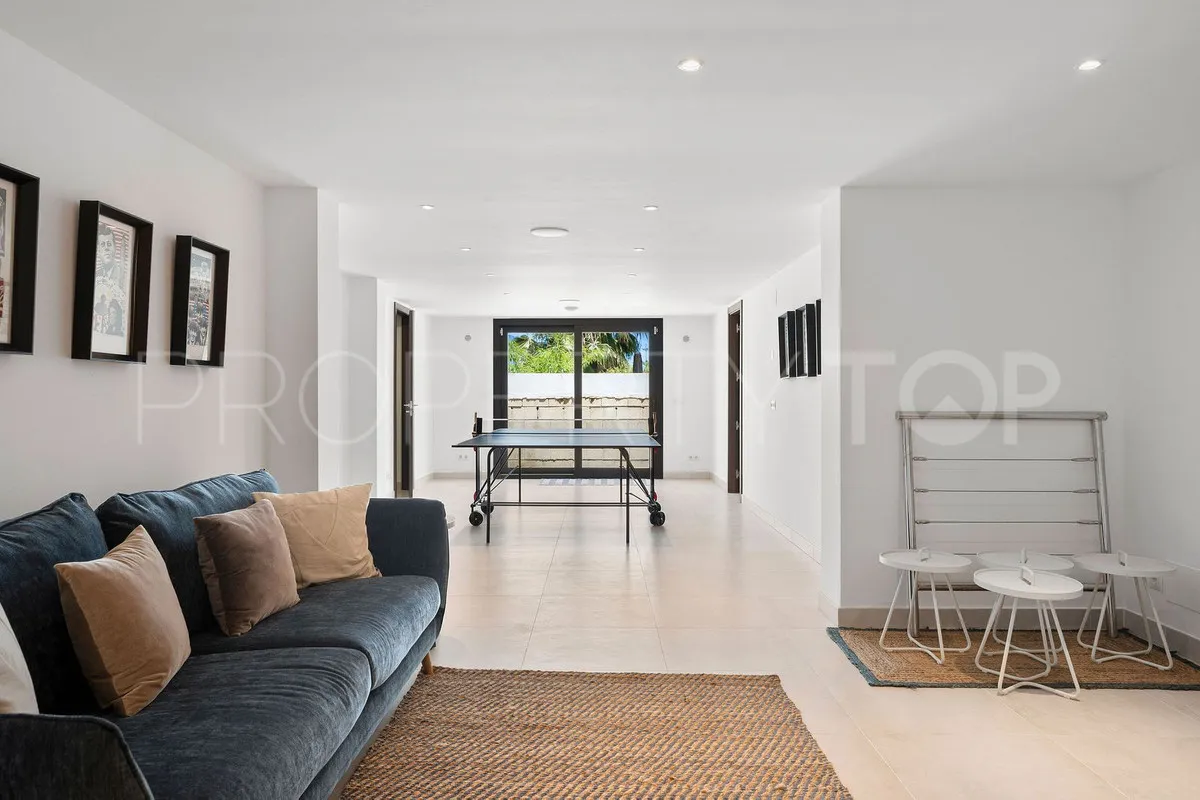Villa de 4 dormitorios en venta en Nueva Andalucia