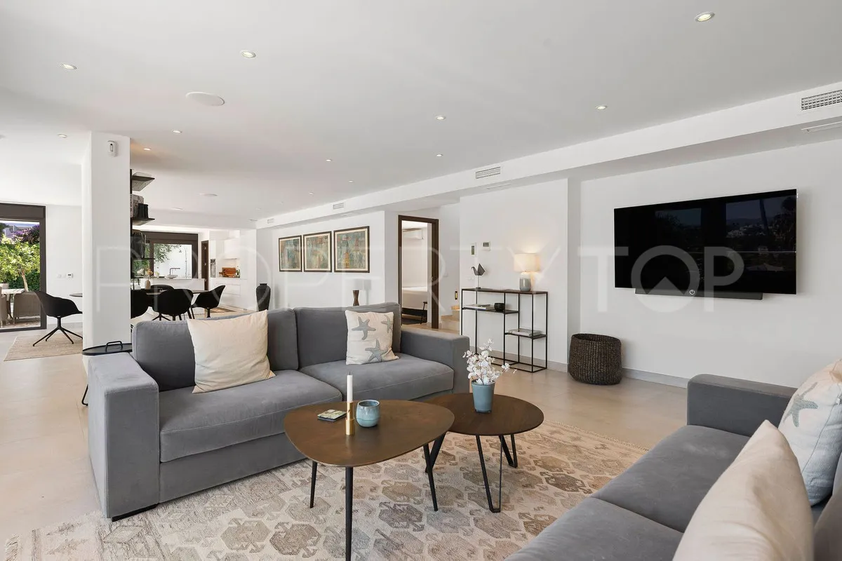 Villa de 4 dormitorios en venta en Nueva Andalucia