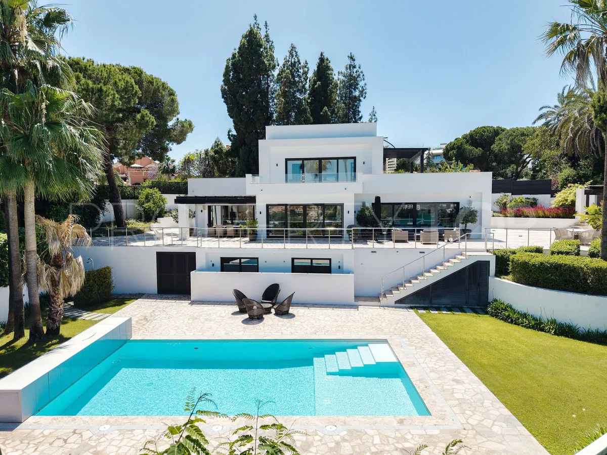 Villa de 4 dormitorios en venta en Nueva Andalucia