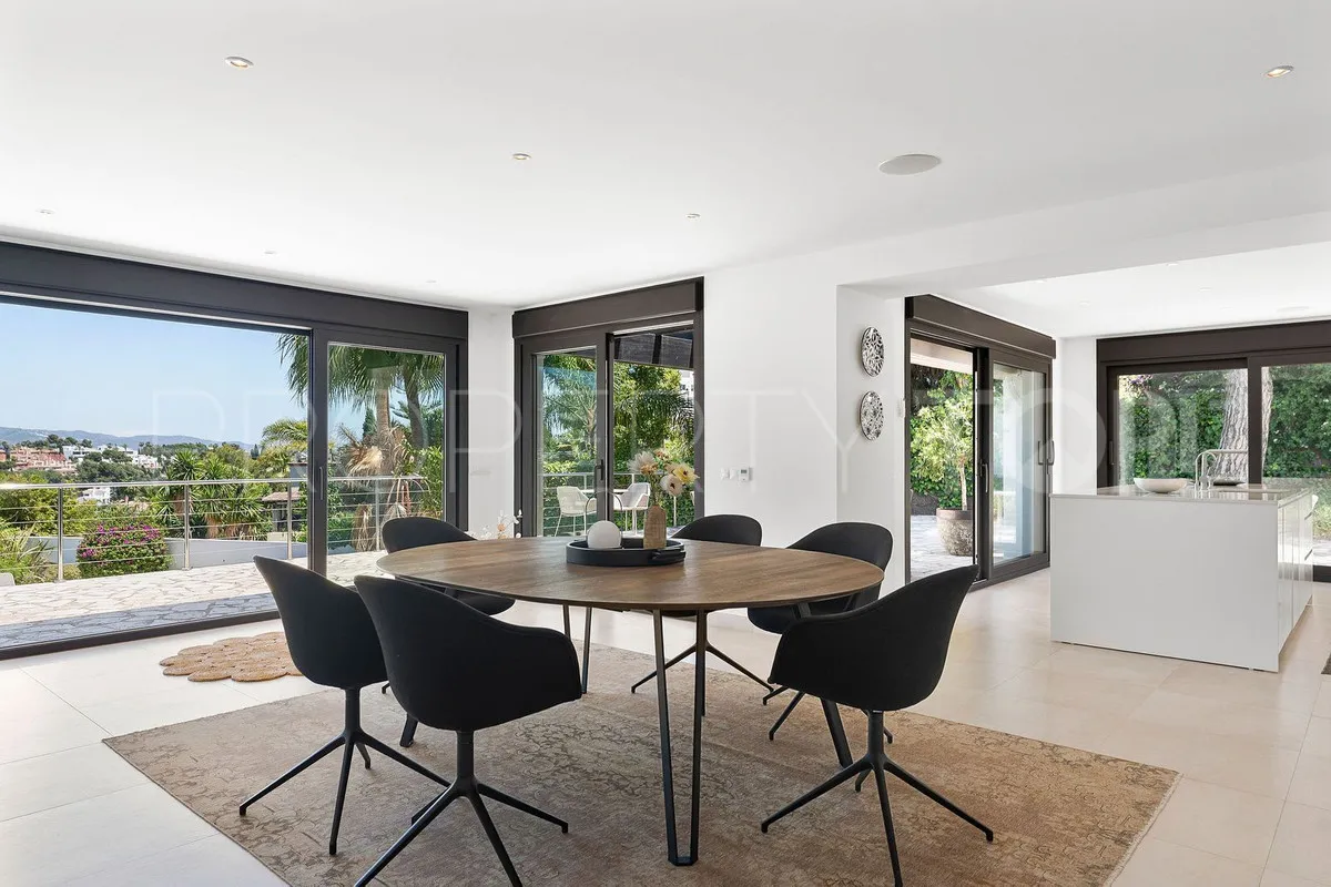 Villa de 4 dormitorios en venta en Nueva Andalucia