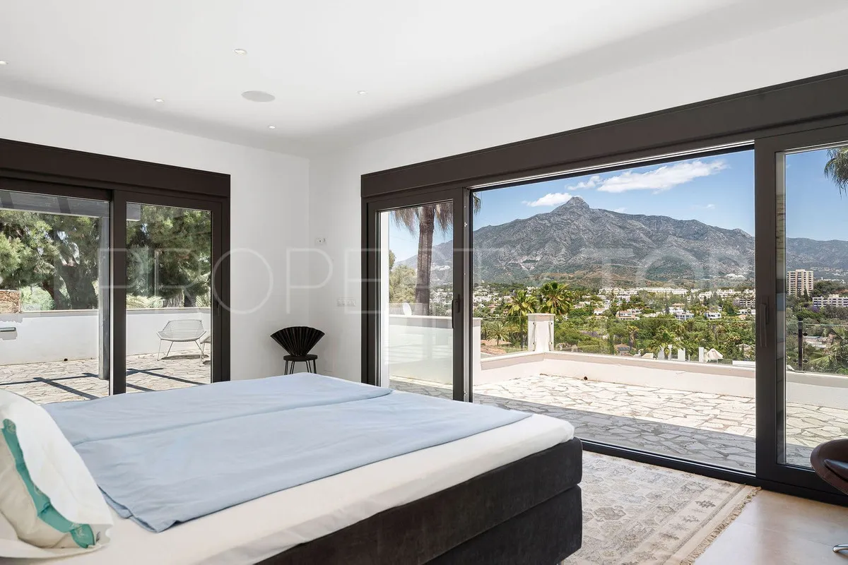 Villa de 4 dormitorios en venta en Nueva Andalucia
