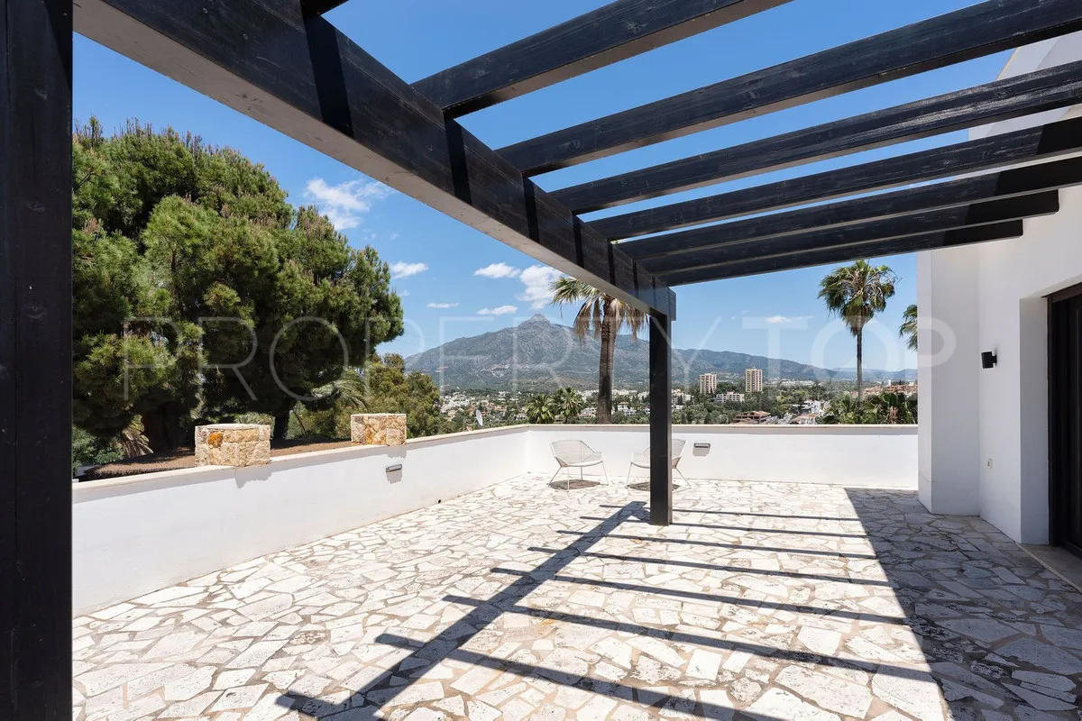Villa de 4 dormitorios en venta en Nueva Andalucia