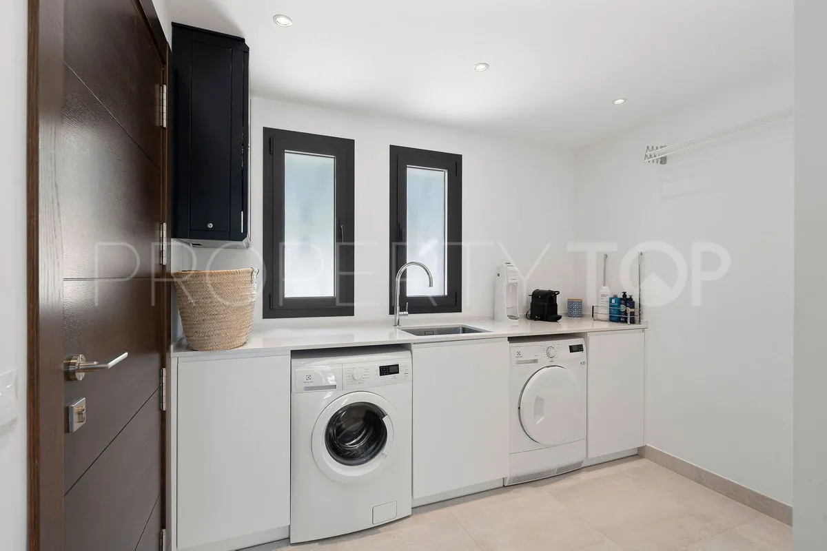 Villa de 4 dormitorios en venta en Nueva Andalucia
