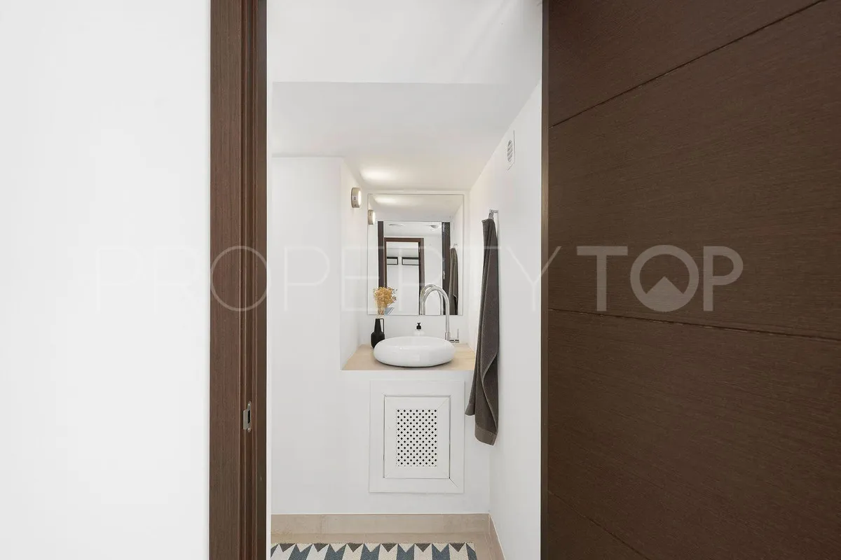 Villa de 4 dormitorios en venta en Nueva Andalucia