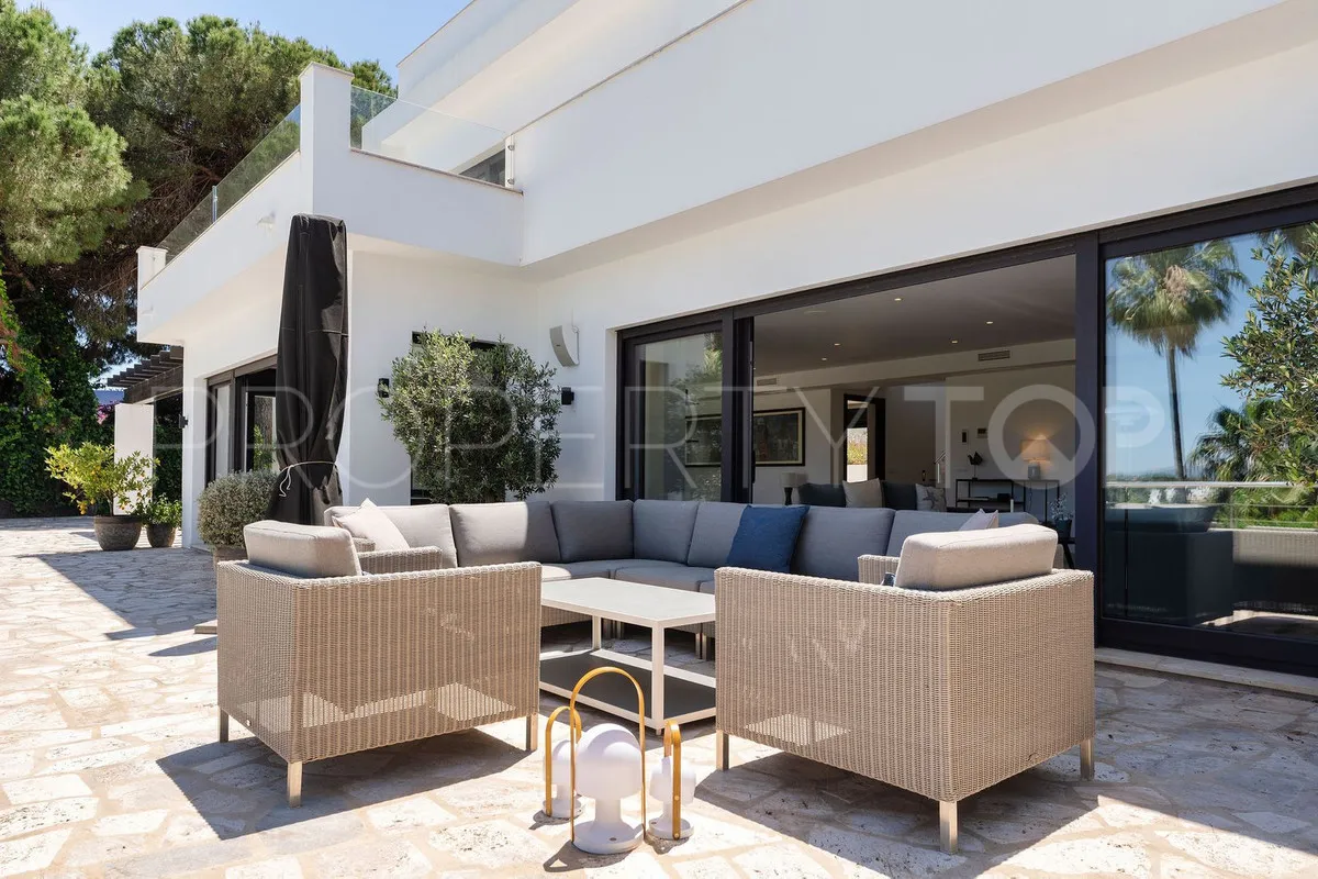 Villa de 4 dormitorios en venta en Nueva Andalucia