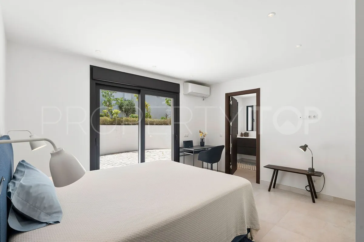 Villa de 4 dormitorios en venta en Nueva Andalucia