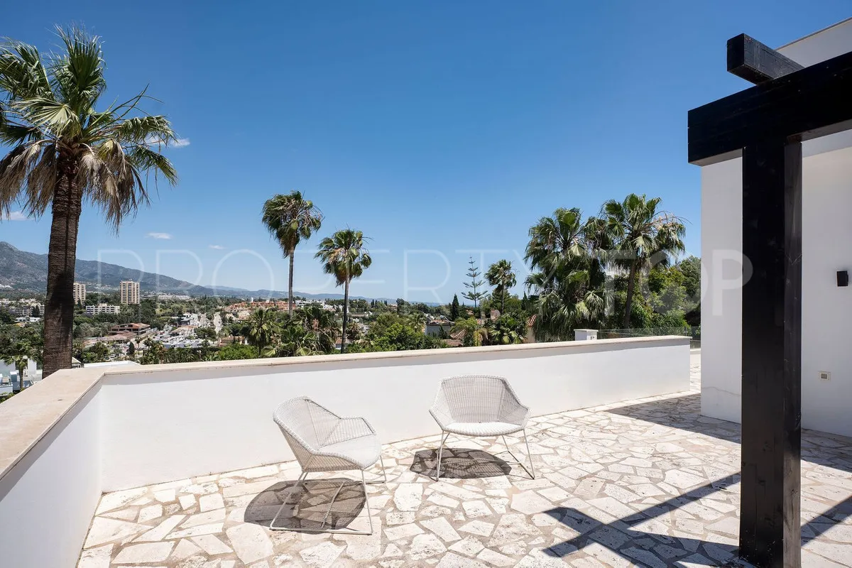 Villa de 4 dormitorios en venta en Nueva Andalucia