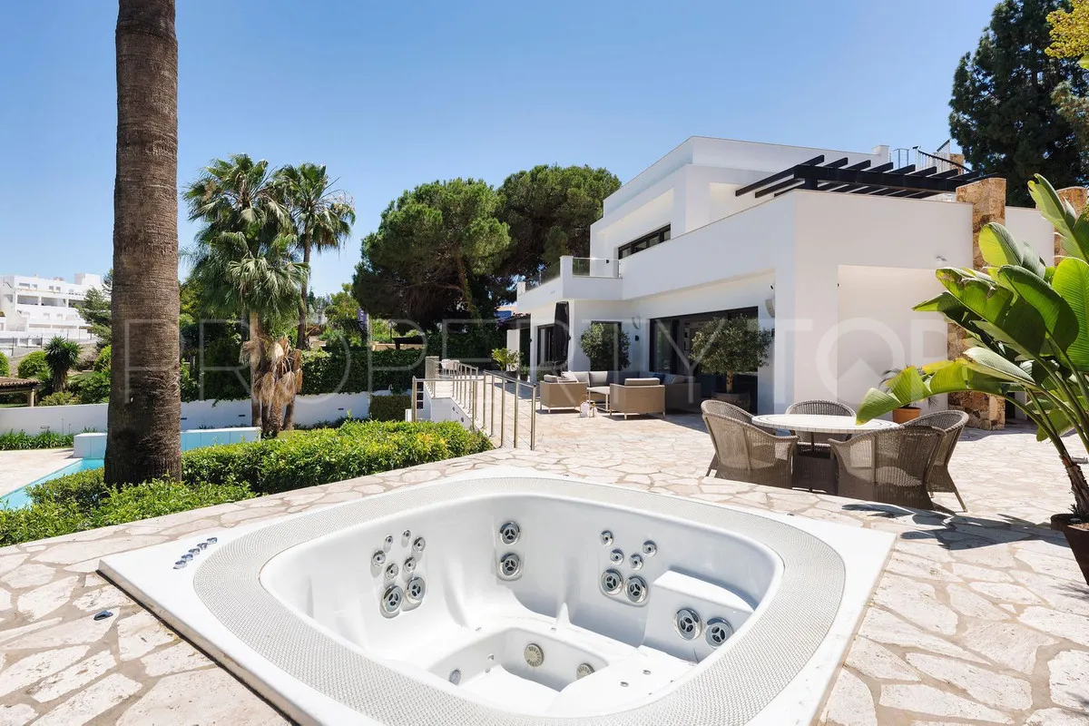 Villa de 4 dormitorios en venta en Nueva Andalucia