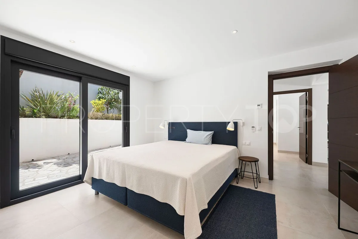 Villa de 4 dormitorios en venta en Nueva Andalucia