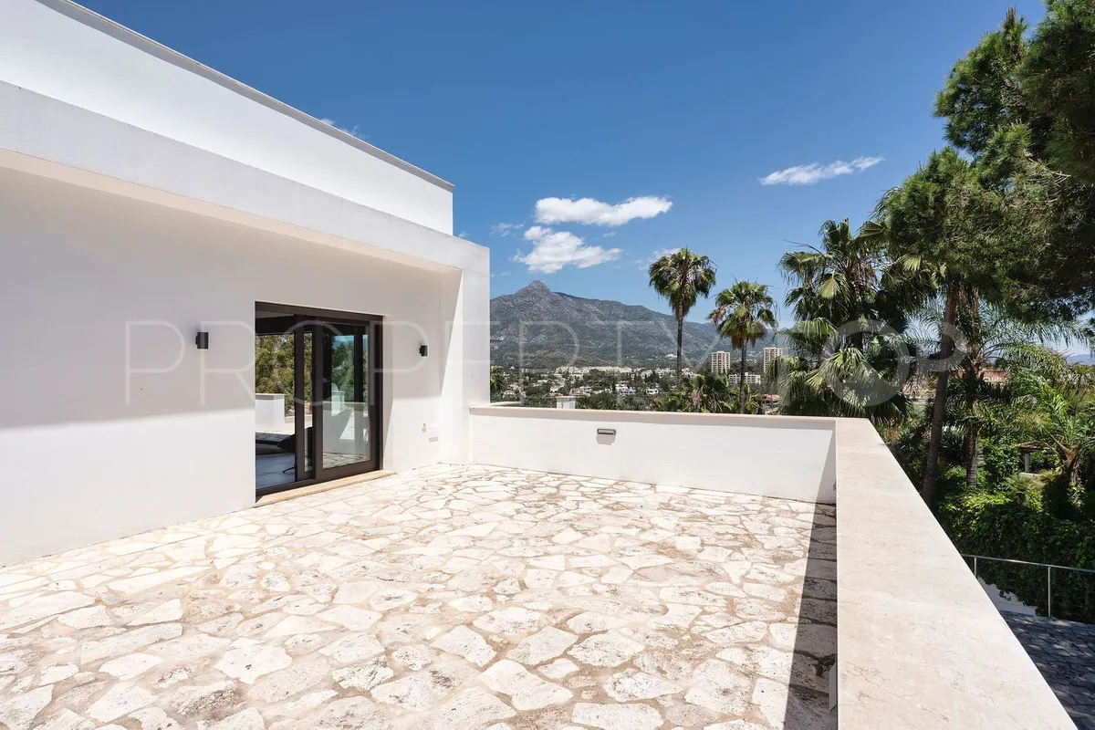 Villa de 4 dormitorios en venta en Nueva Andalucia
