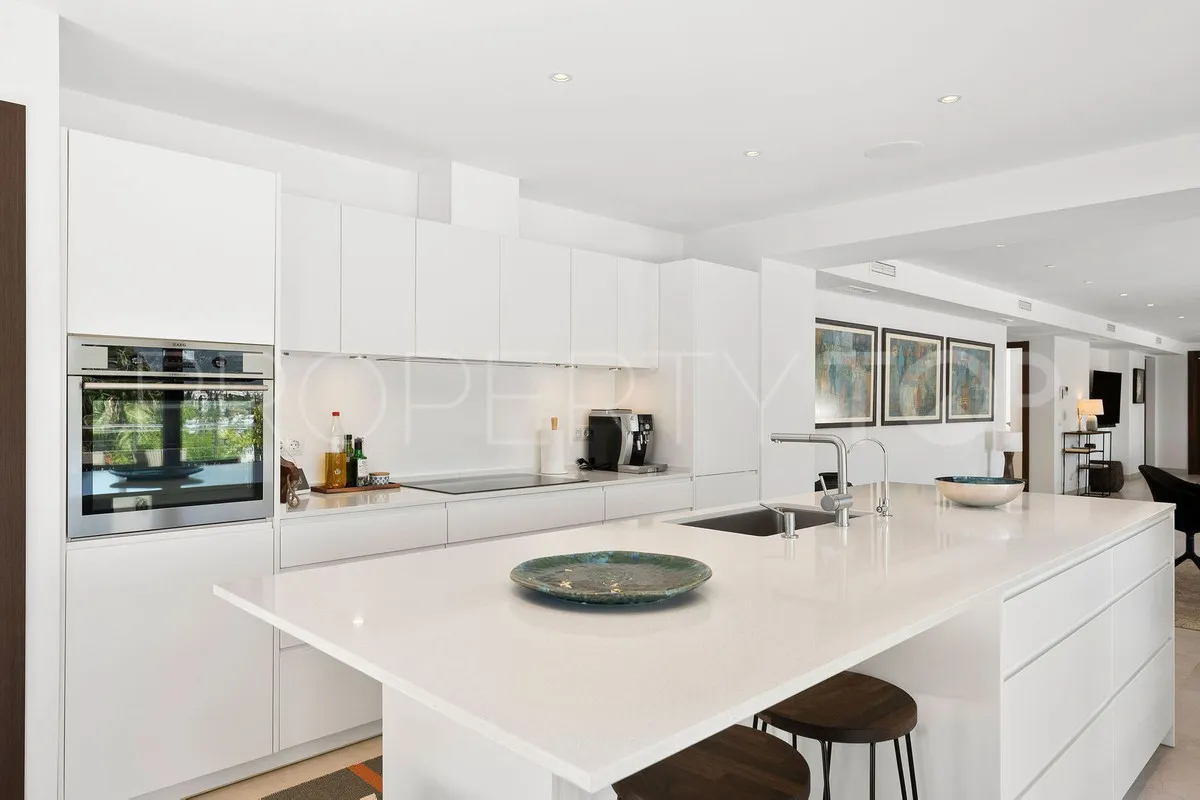 Villa de 4 dormitorios en venta en Nueva Andalucia