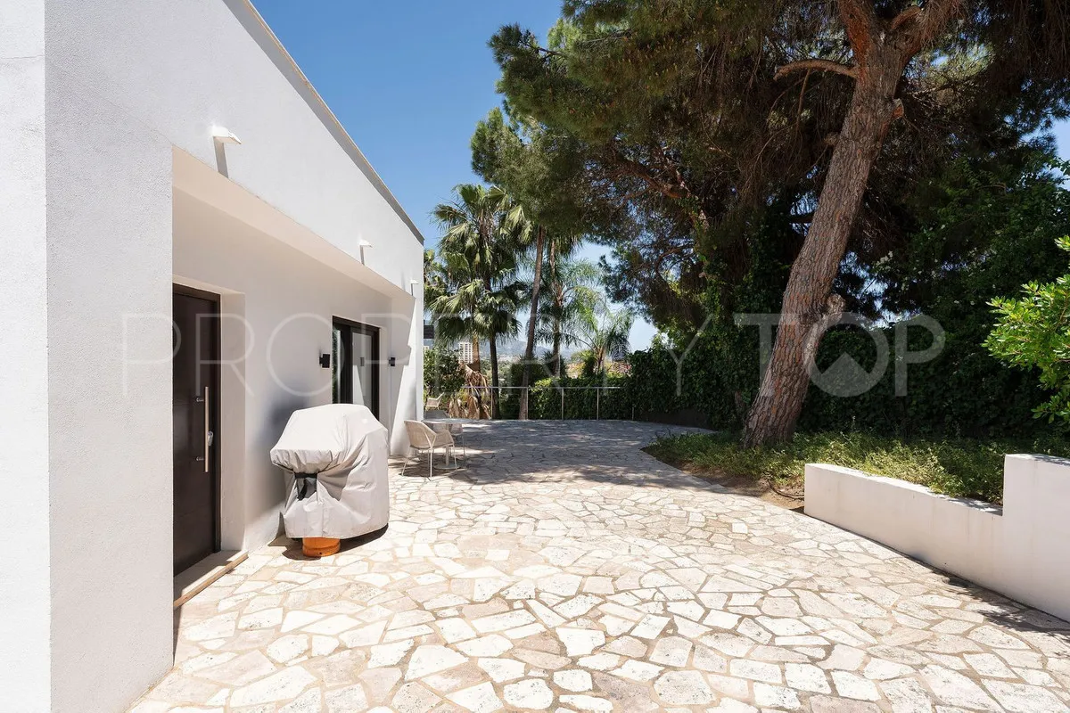 Villa de 4 dormitorios en venta en Nueva Andalucia