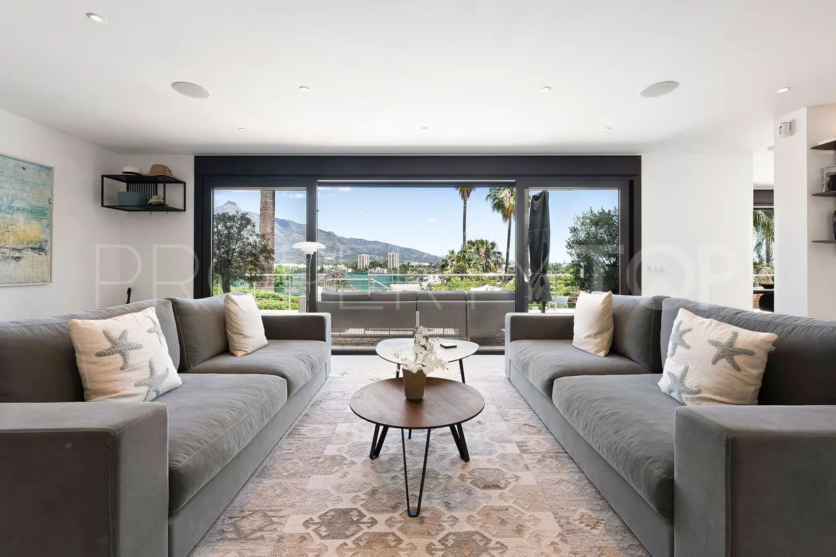 Villa de 4 dormitorios en venta en Nueva Andalucia