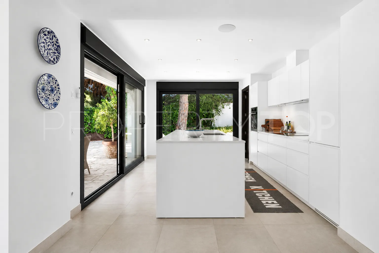 Villa de 4 dormitorios en venta en Nueva Andalucia