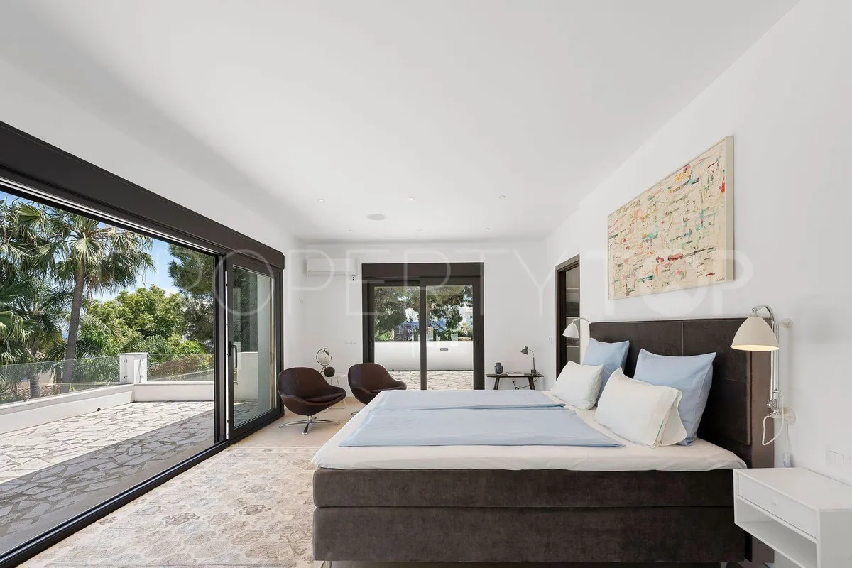 Villa de 4 dormitorios en venta en Nueva Andalucia
