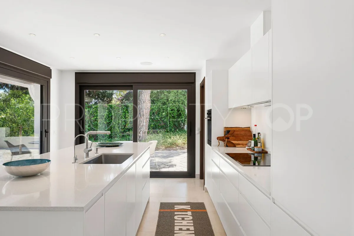 Villa de 4 dormitorios en venta en Nueva Andalucia