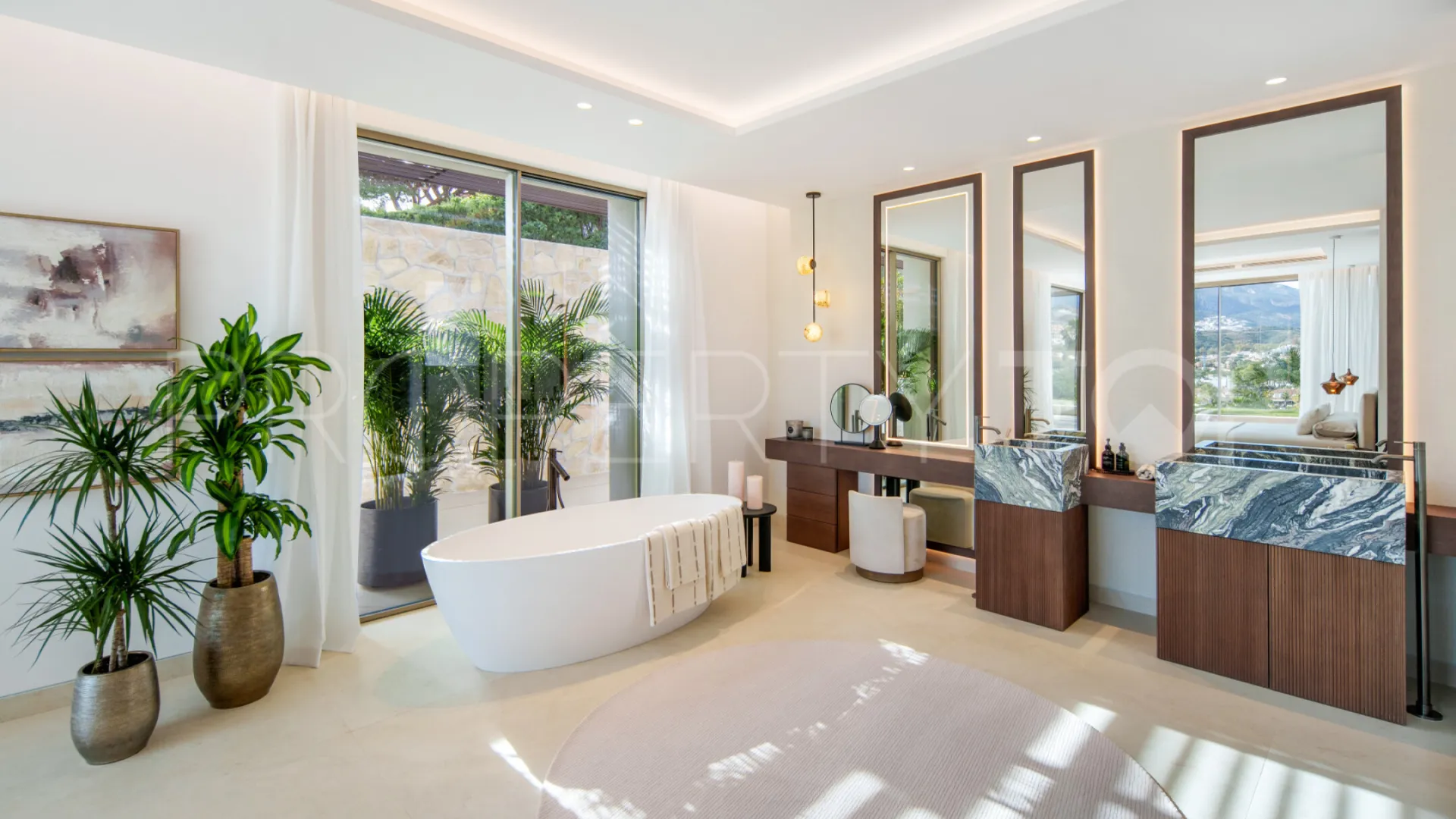 Buy villa with 5 bedrooms in Nueva Andalucia