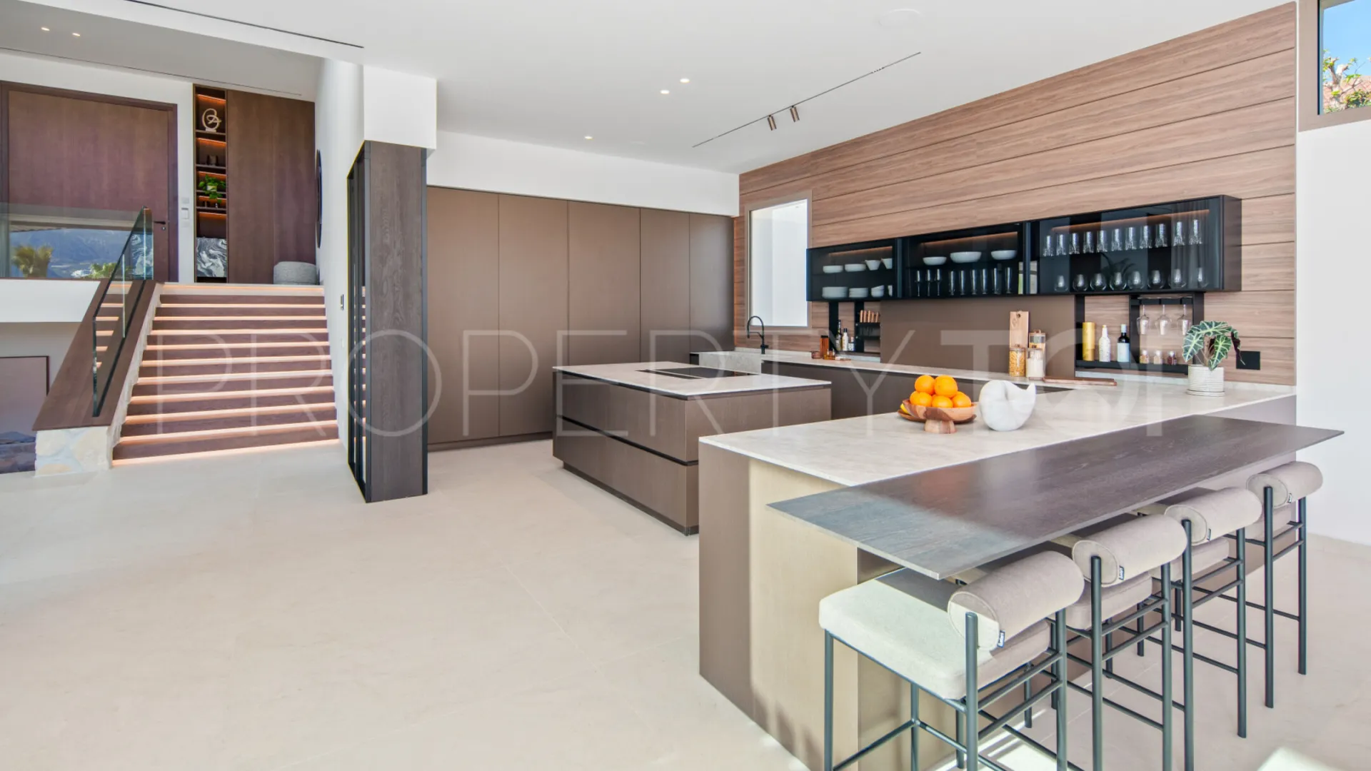 Buy villa with 5 bedrooms in Nueva Andalucia