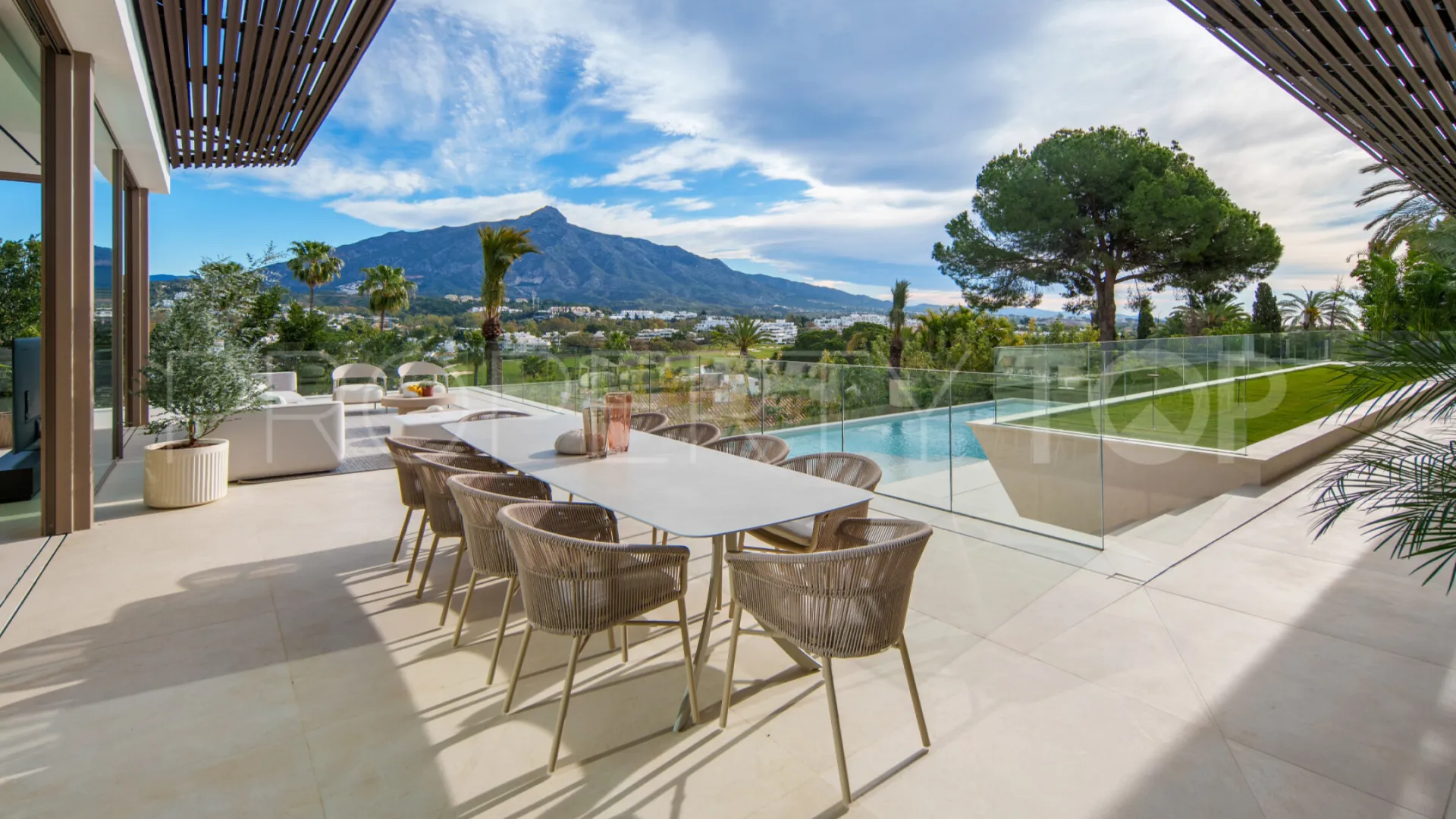 Buy villa with 5 bedrooms in Nueva Andalucia