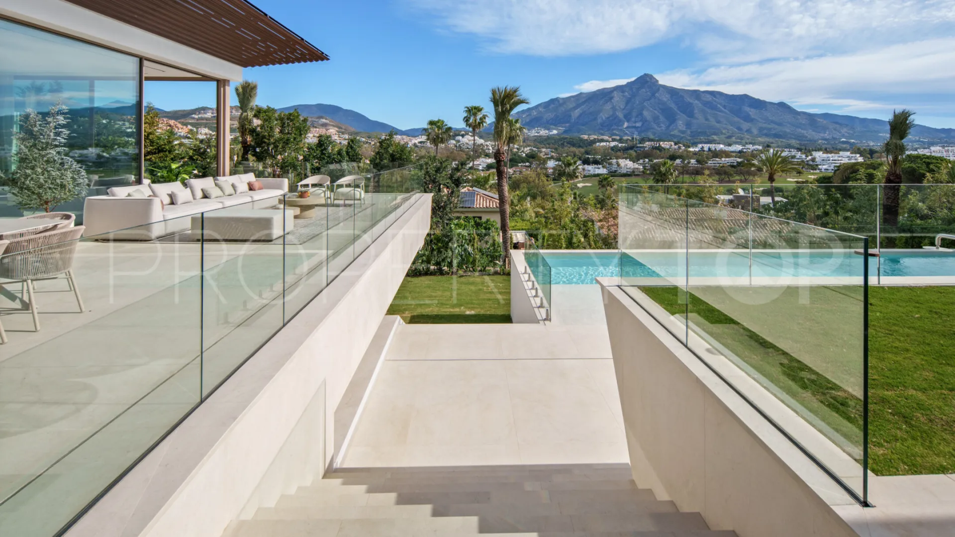 Buy villa with 5 bedrooms in Nueva Andalucia