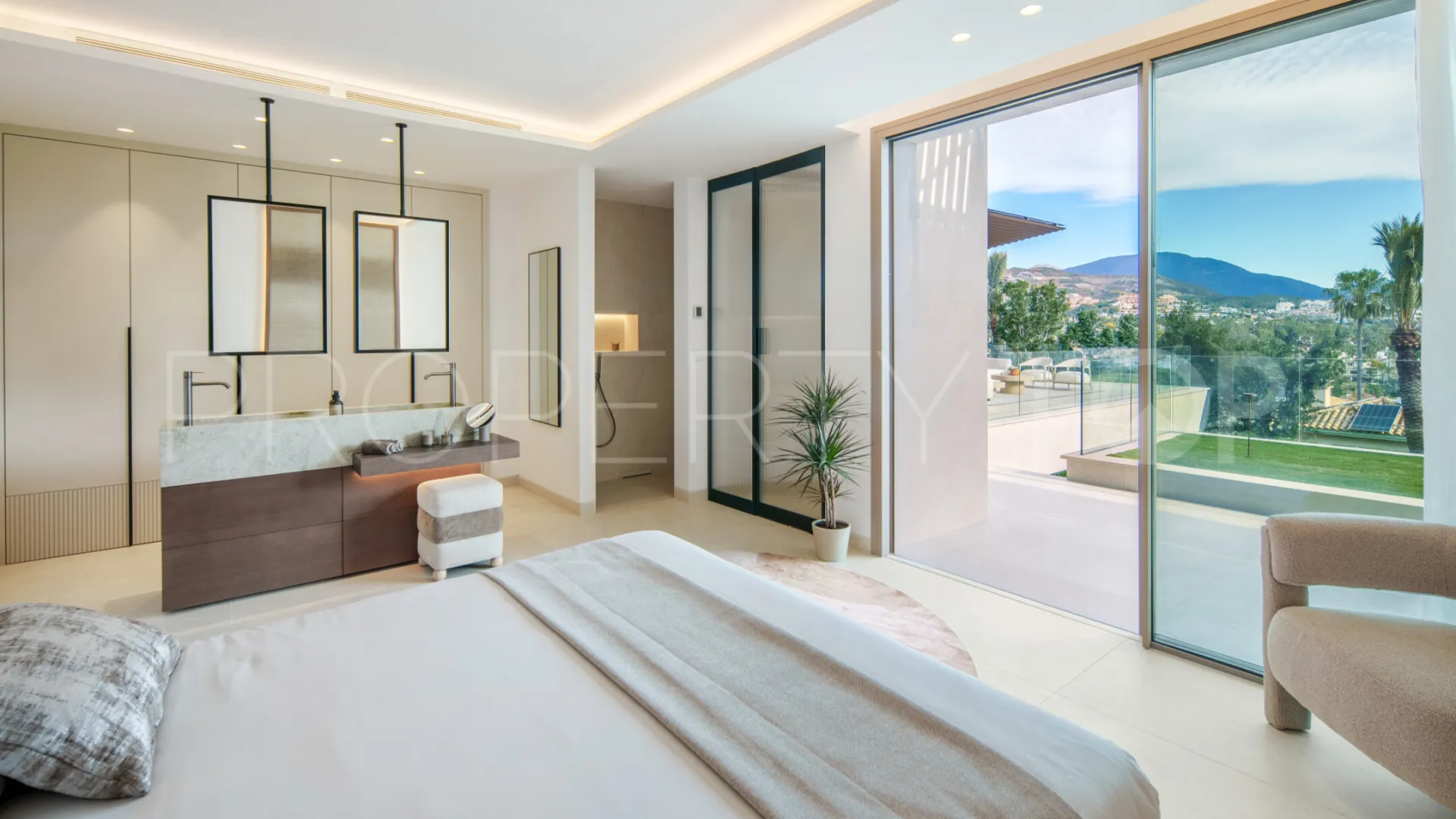 Buy villa with 5 bedrooms in Nueva Andalucia
